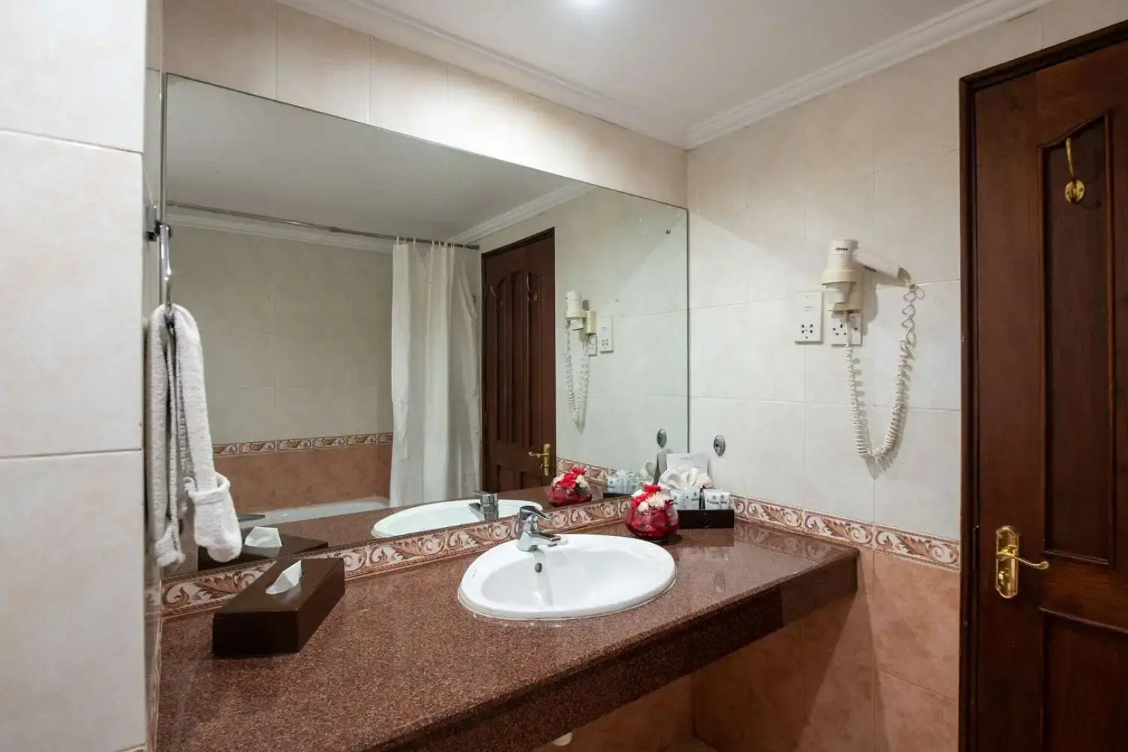 Отель Golden Tulip Dar Es Salaam