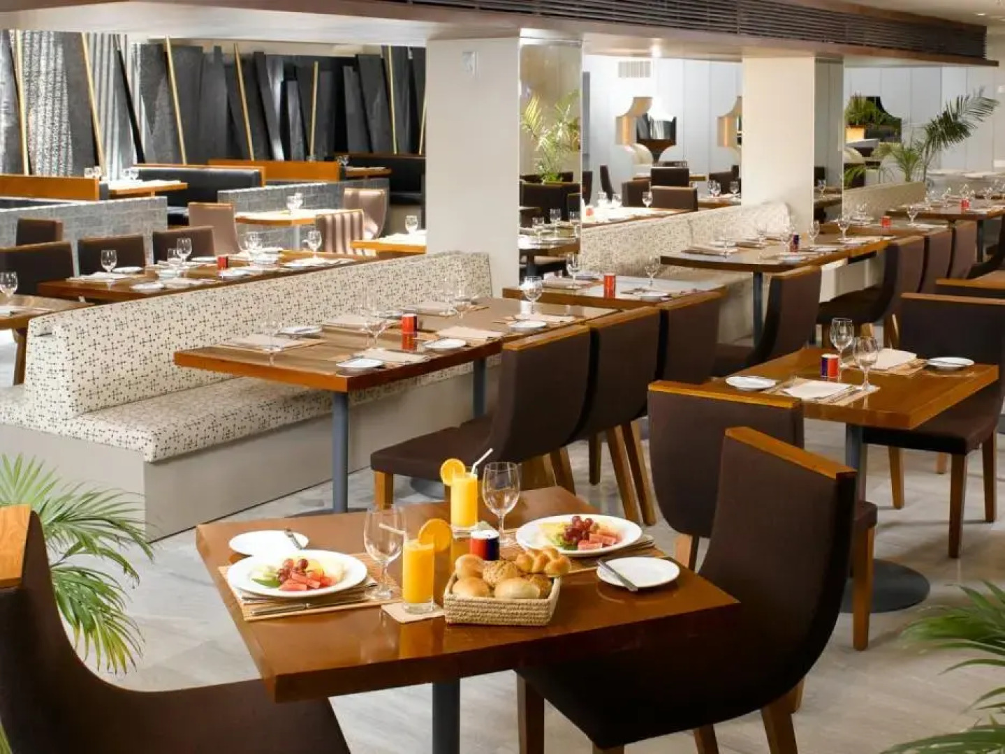 Отель Radisson Blu Dhaka Water Garden