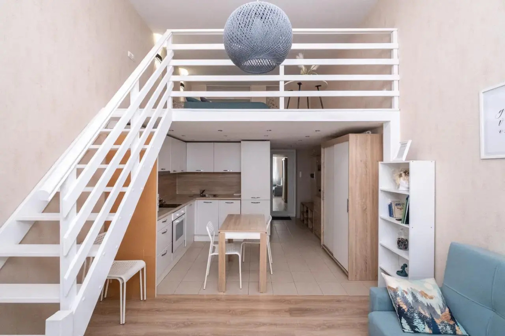 Апартаменты Двухуровневая студия на Роторной