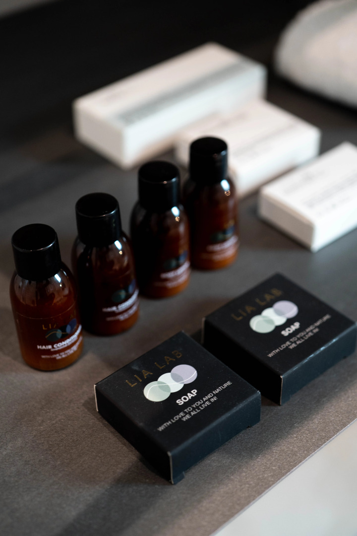 Отель FarFour Inn & Suite