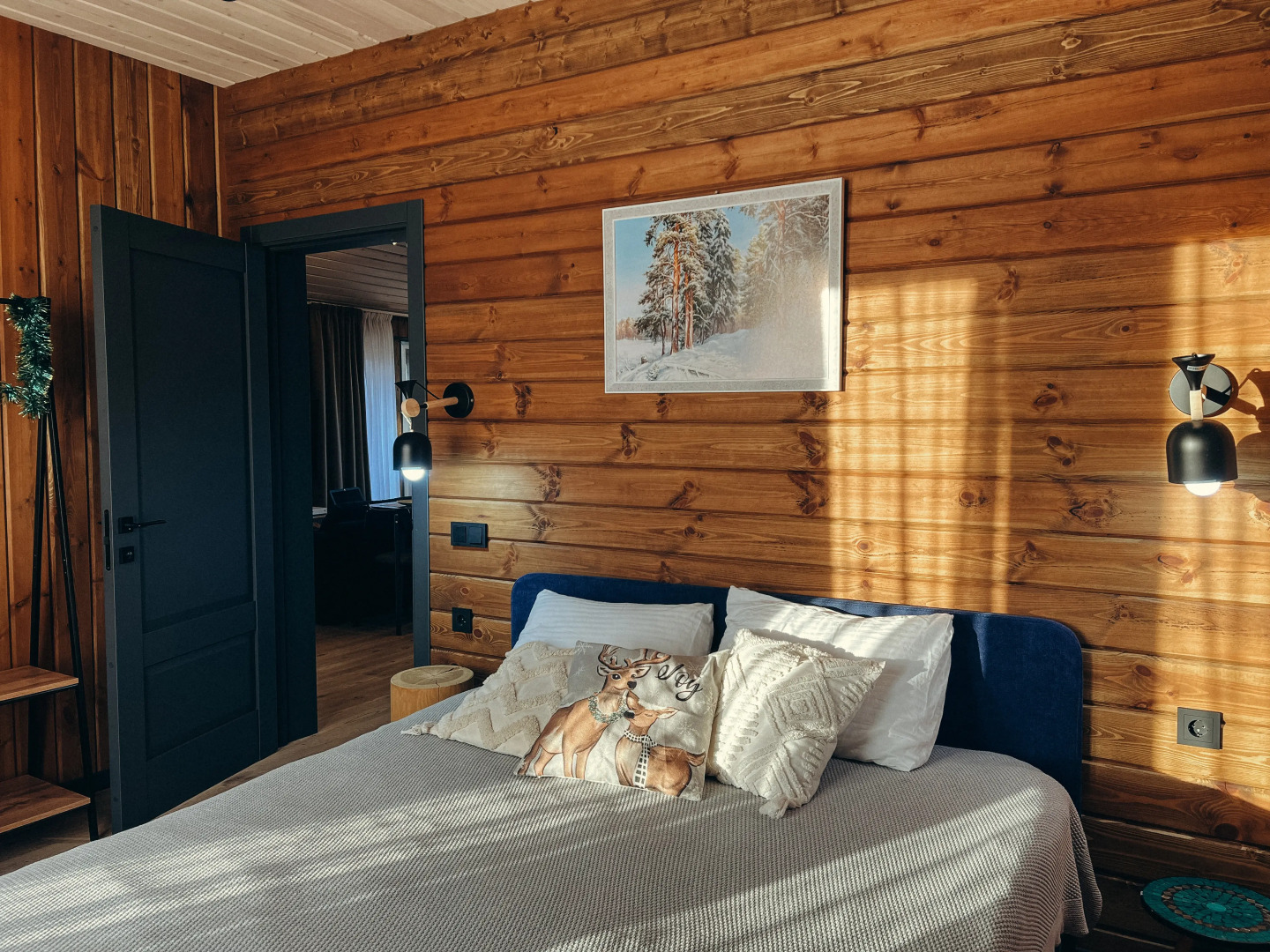 Частный дом с панорамными окнами с выходом на террасу и баней на дровах