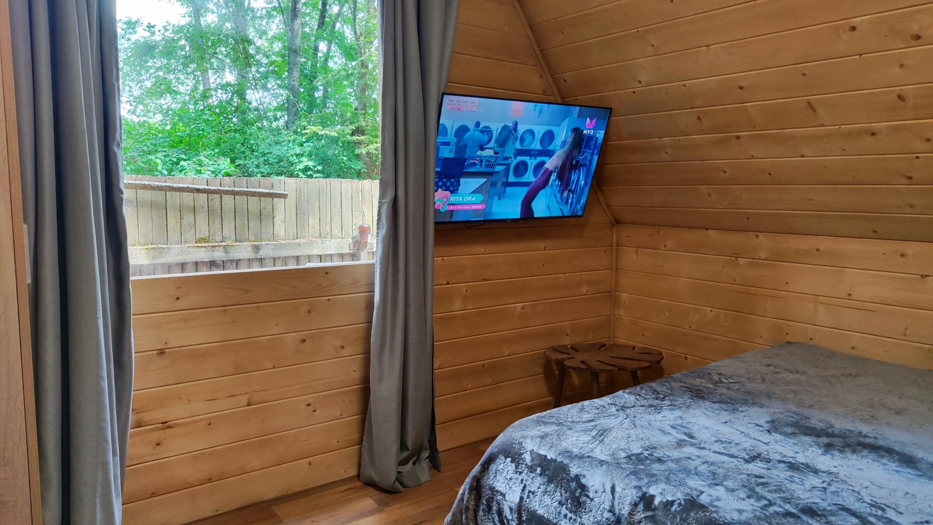 Частный дом Новый 6 местный дом у озера с банным чаном и баней.