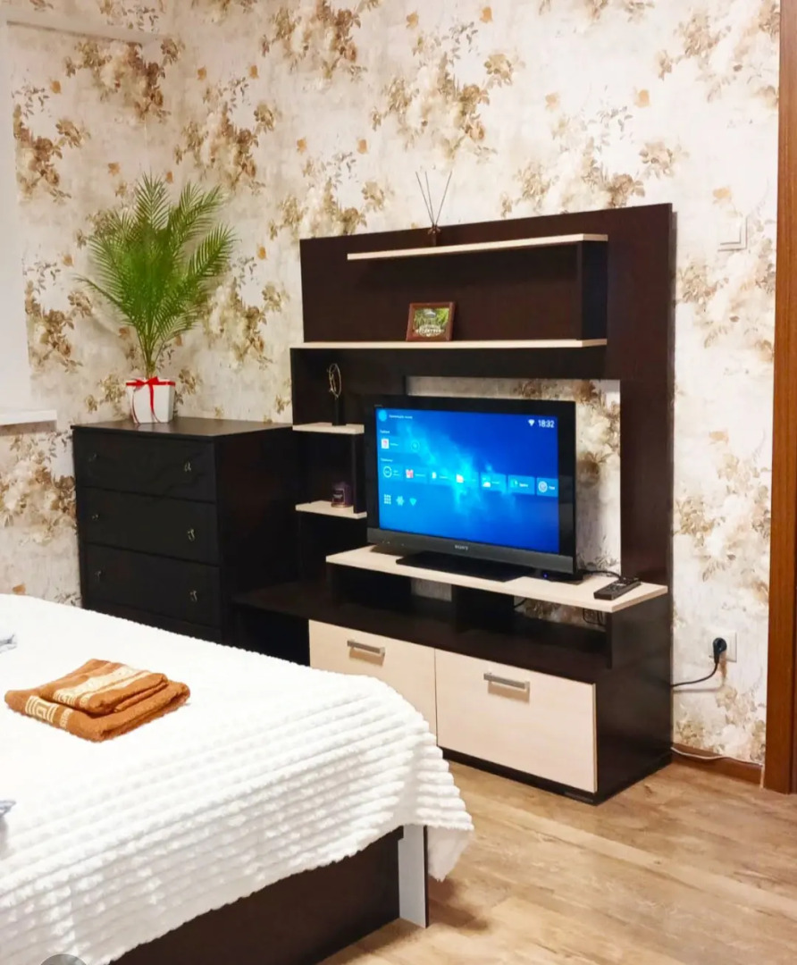 Апартаменты Квартира уютная с спорт площадкой во дворе