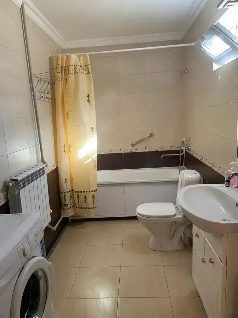 Частный дом с бассейном, верандой и садом