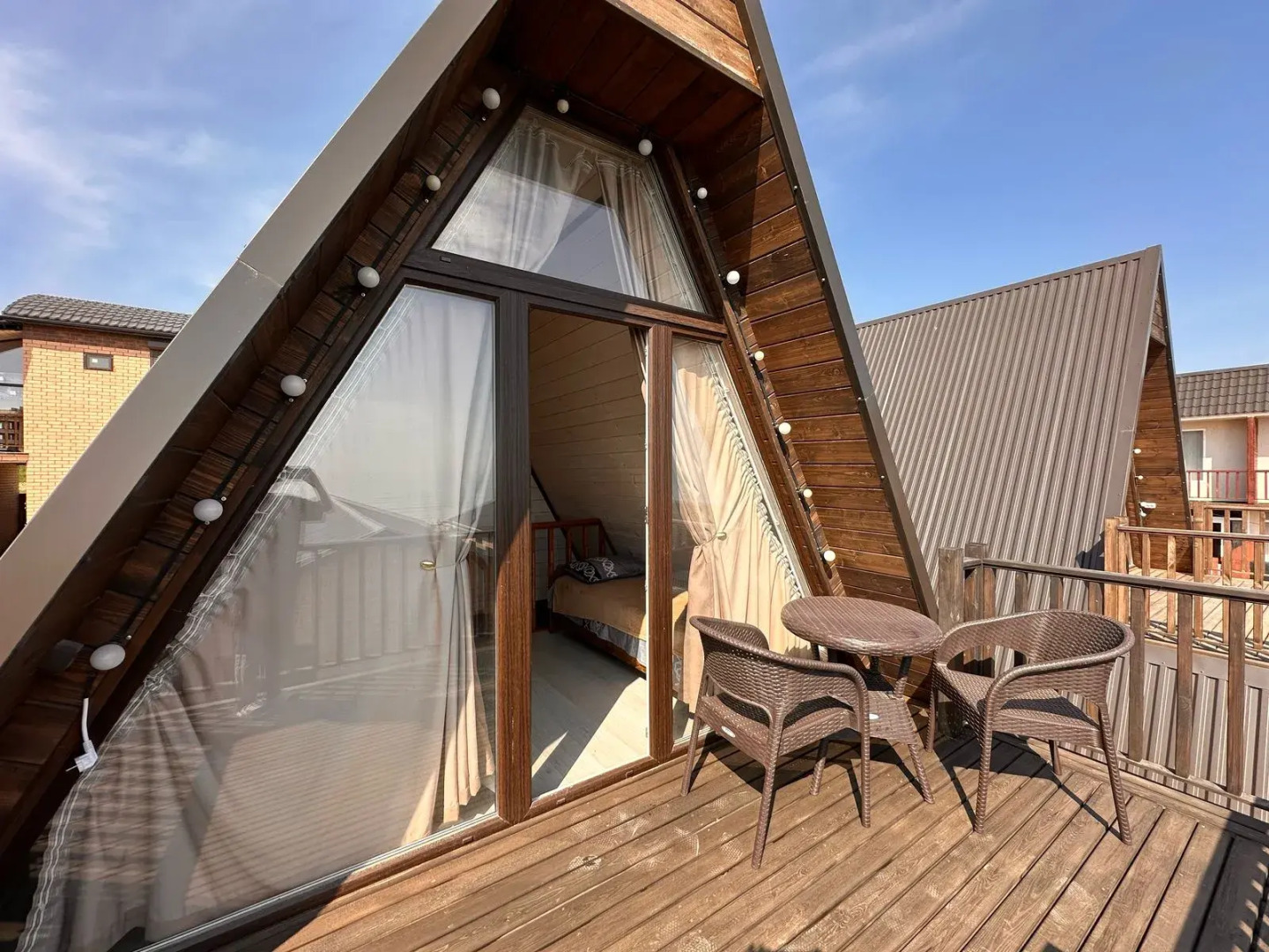 Частный дом с качелей кокон