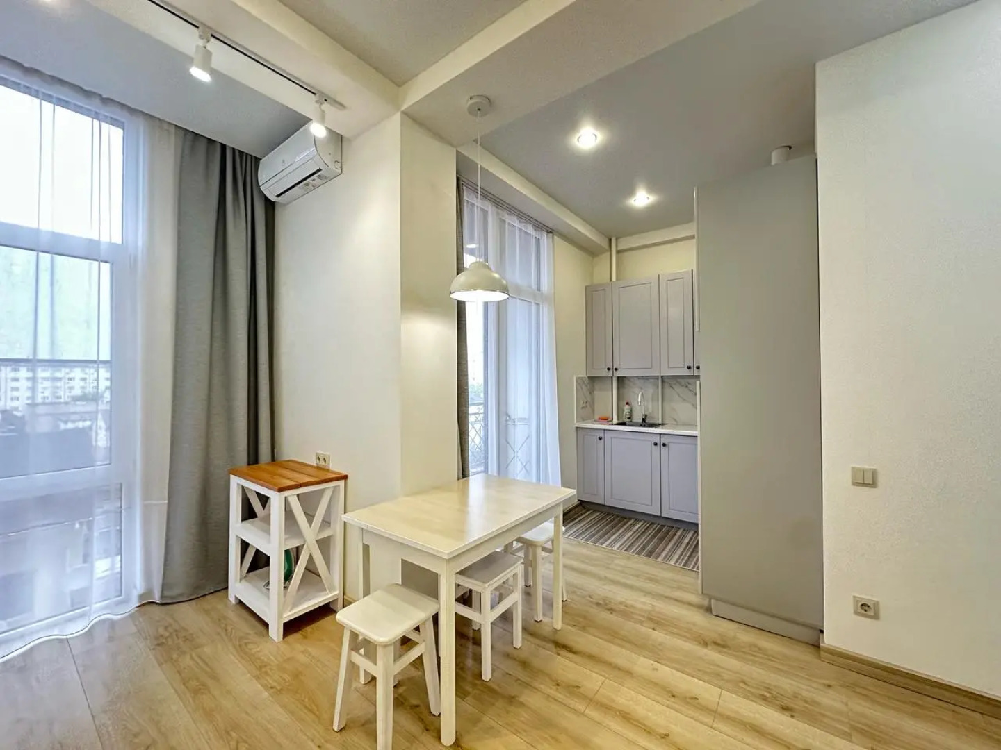 Море квартир уютная студия с панорамными окнами в центре Адлера