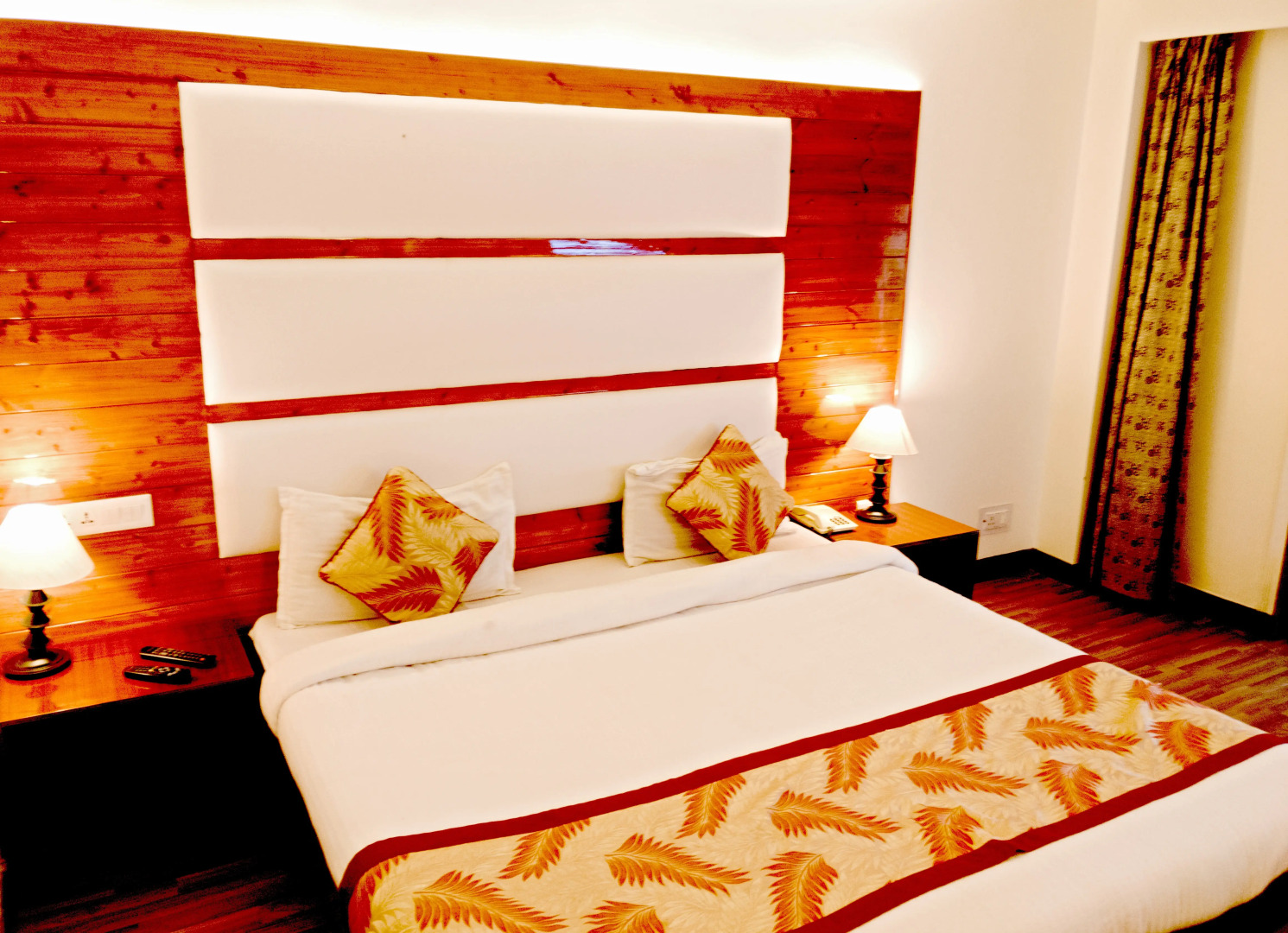 Отель Royal Jardin Whistling Pines Resort