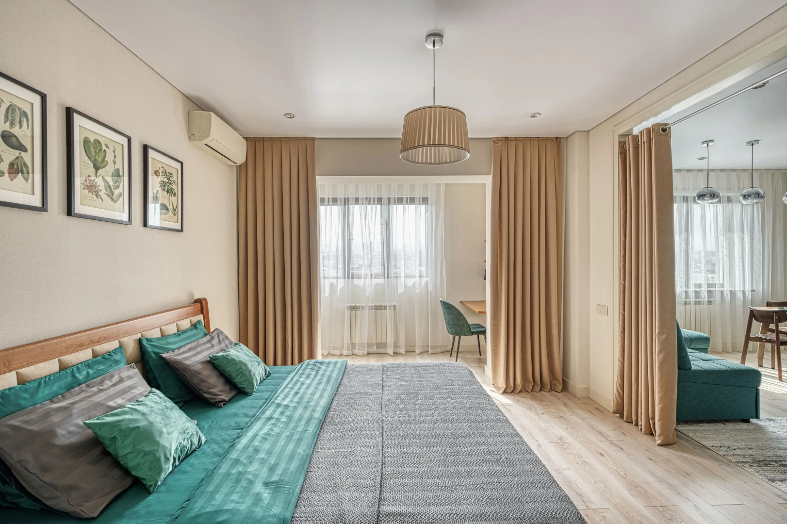 Апартаменты 36. Самый центр. Вид на город и горы. Идеально для командированных и туристов.