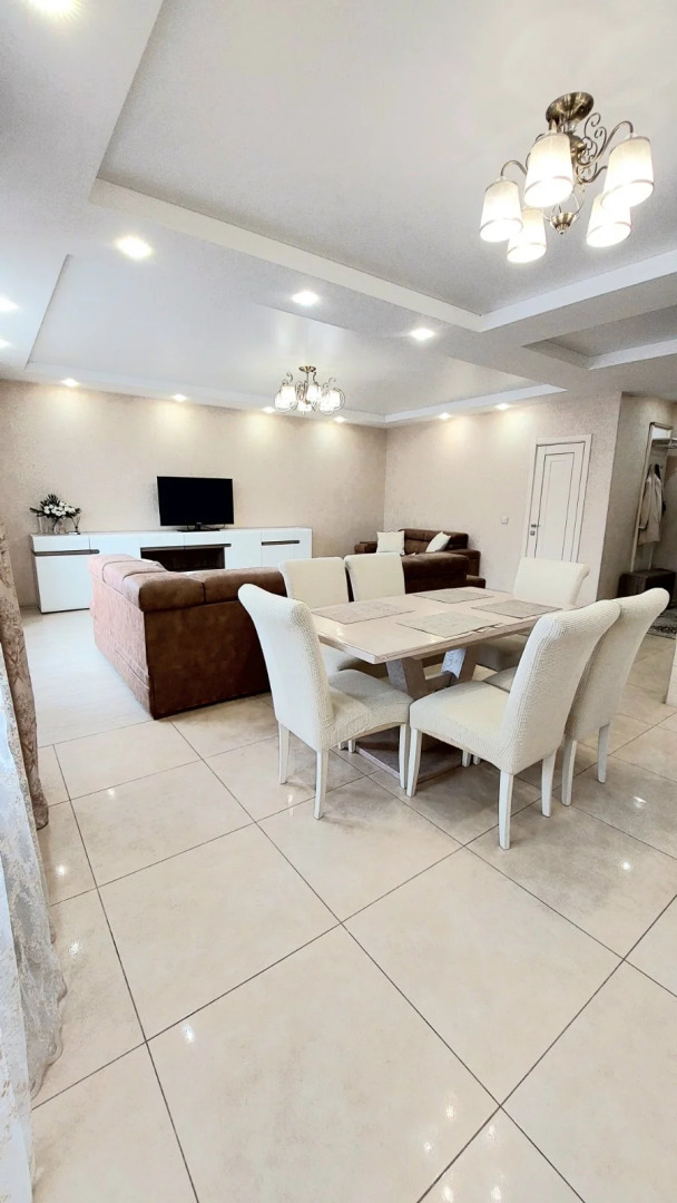 Апартаменты в центре с тремя спальнями на Червякова 55 рядом с парком Победы