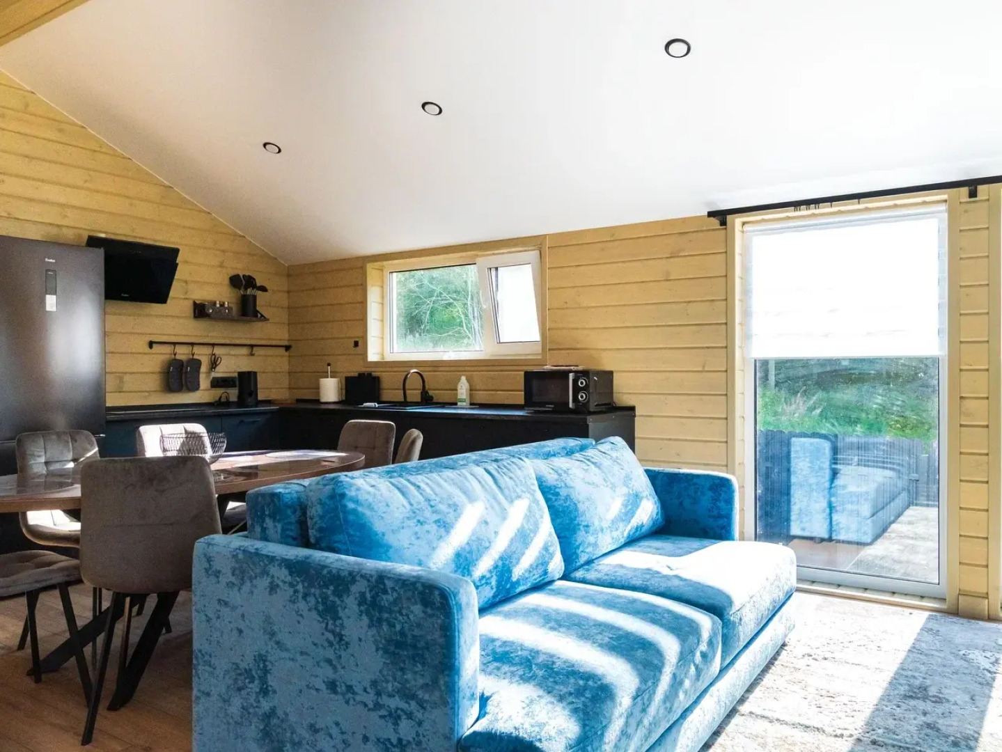 Гостевой дом для 8 Гостей на Берегу Красного Озера