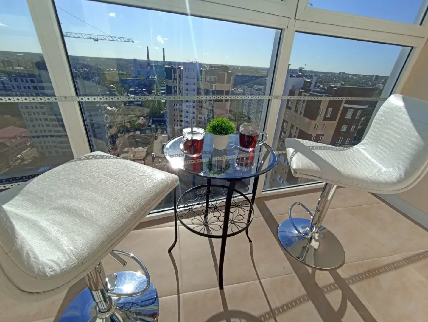 Апартаменты видовые сети «Все в гости» на ул.10 Августа 85 на 17 этаже