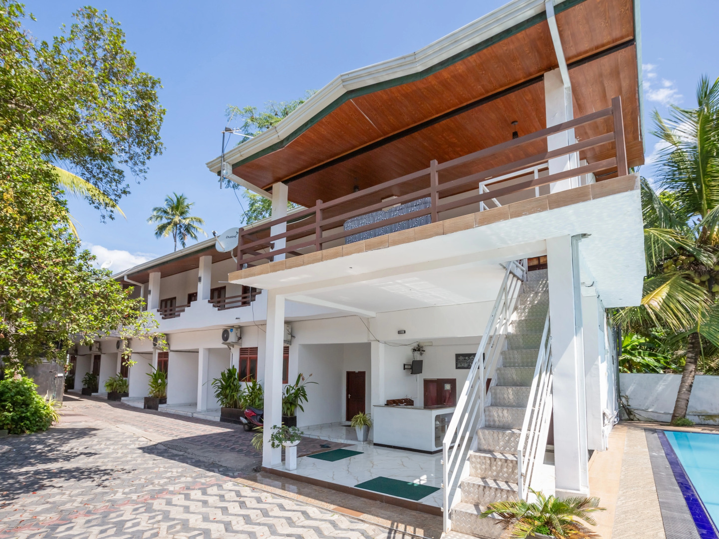 Отель Yoho A4 Holiday Inn