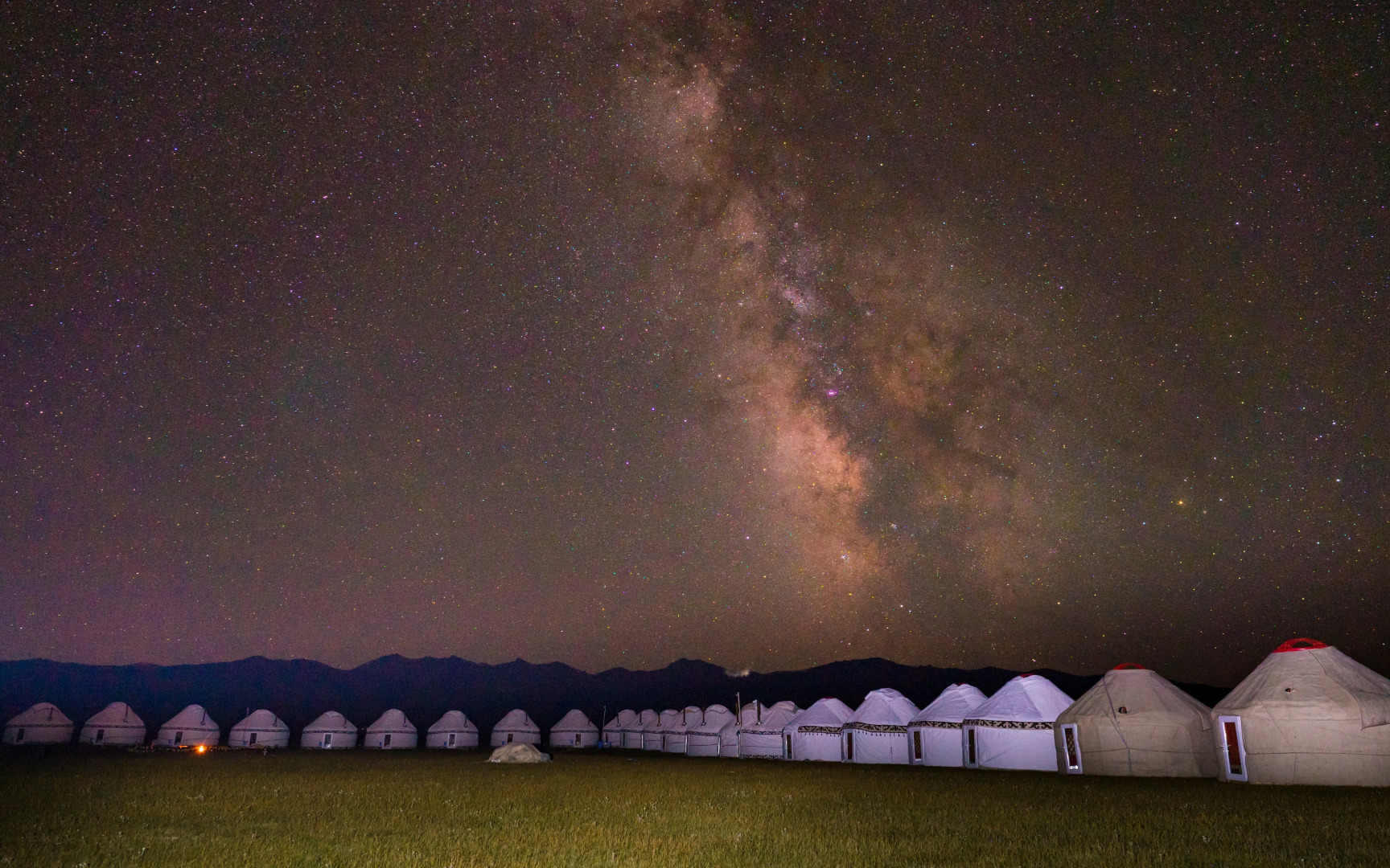 Глэмпинг “AK-SAI TRAVEL” yurt camp at Son Kul lake