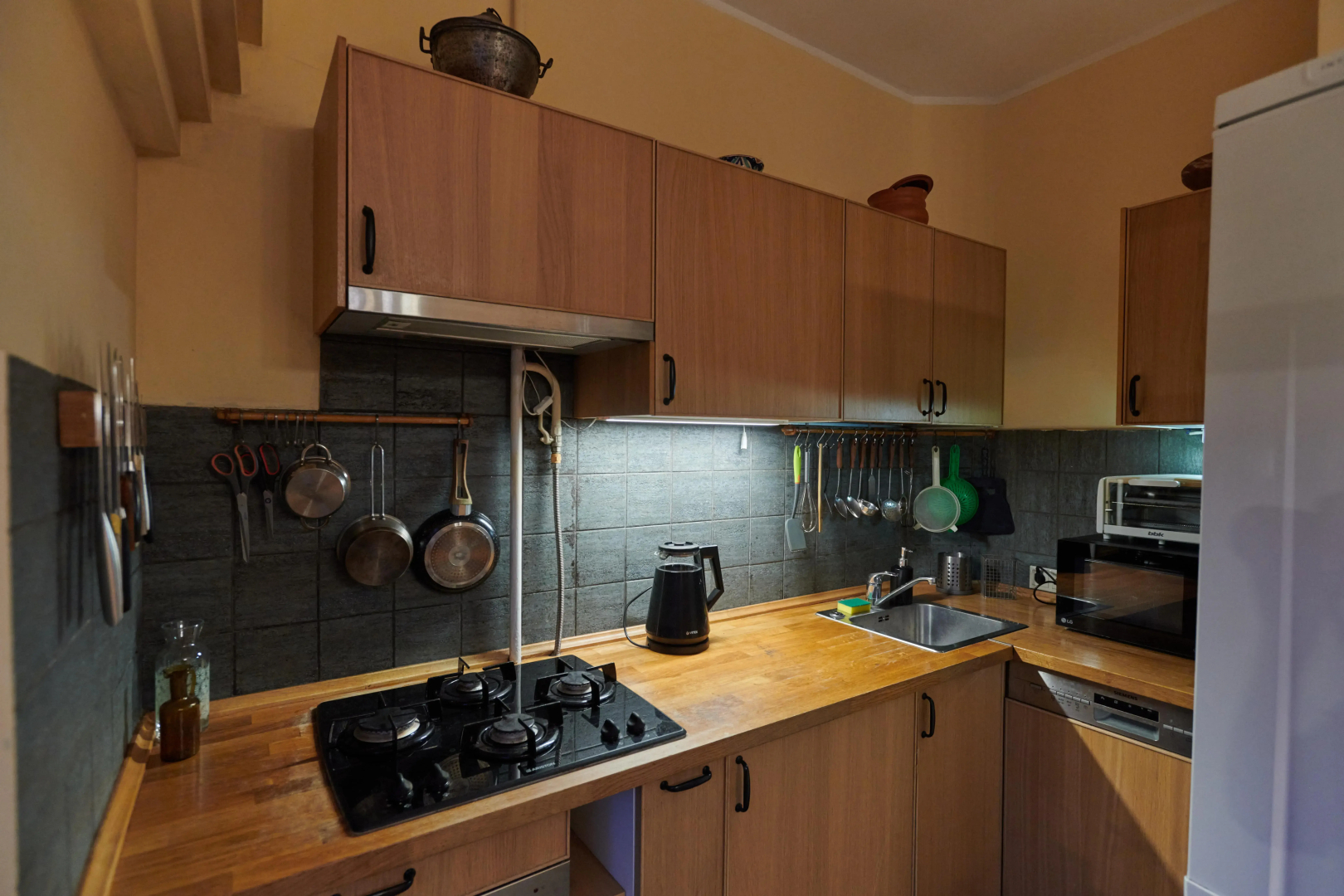 Квартира старинная мебель в лучах солнца