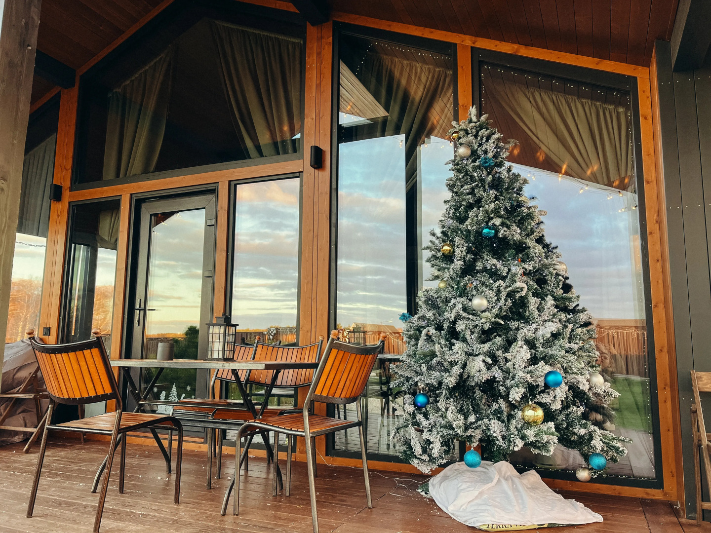 Частный дом с панорамными окнами с выходом на террасу и баней на дровах