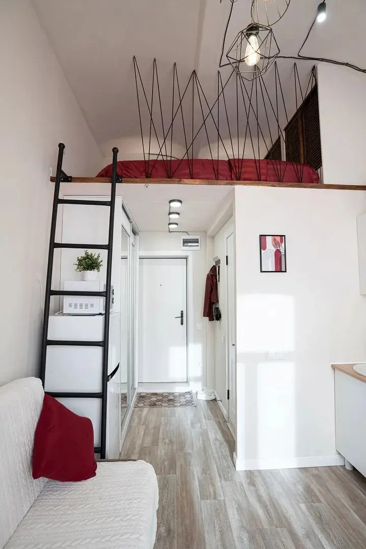 Квартира мини-студия со вторым ярусом у парка с озерами