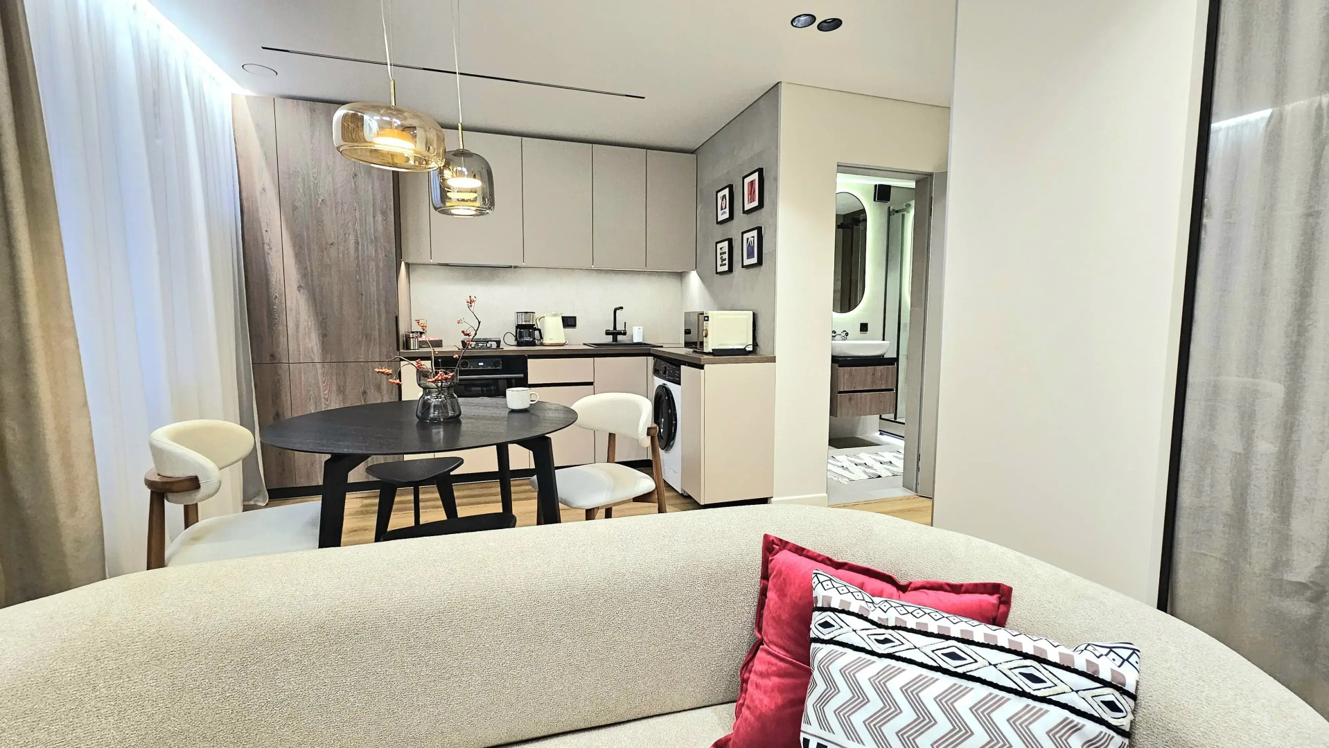 Квартира с Дизайнерским Ремонтом в Центральной Части Города от Urban Apartments