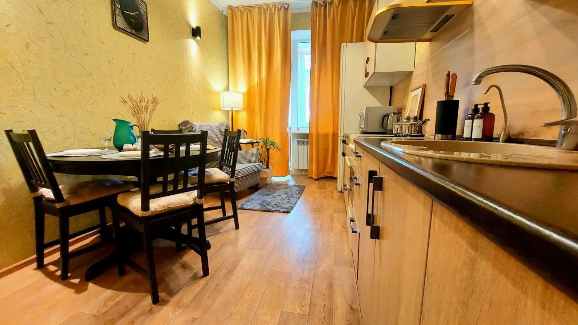 Семейные апартаменты в центре рядом с метро и набережной озера Кабан