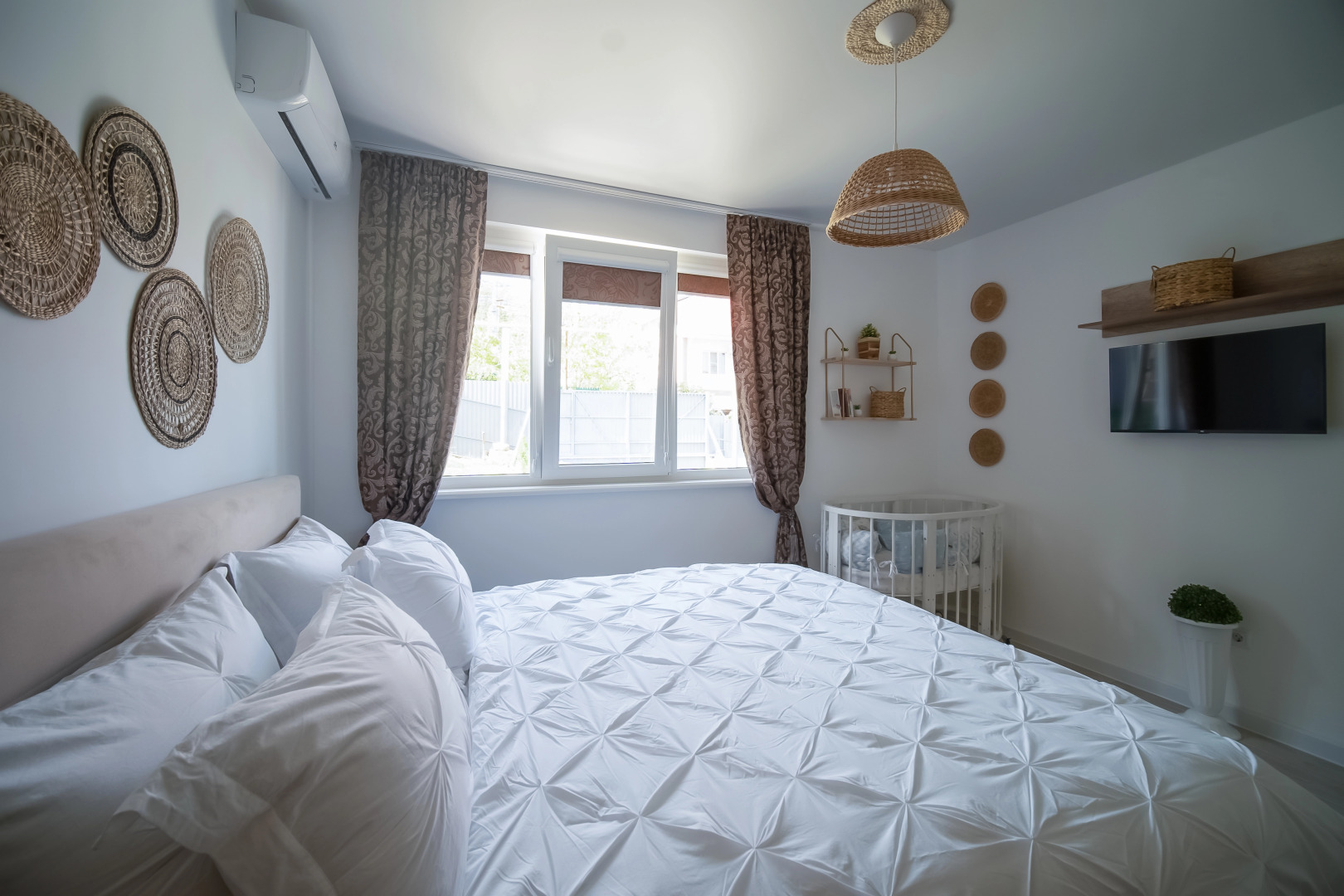 Частный Дом с Бассейном Мансардой и Видом на Горы