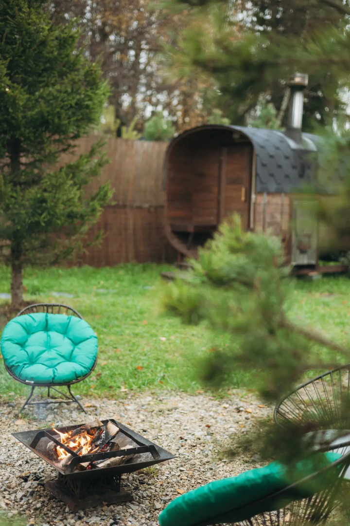 Частный дом с баней бочкой у воды и леса