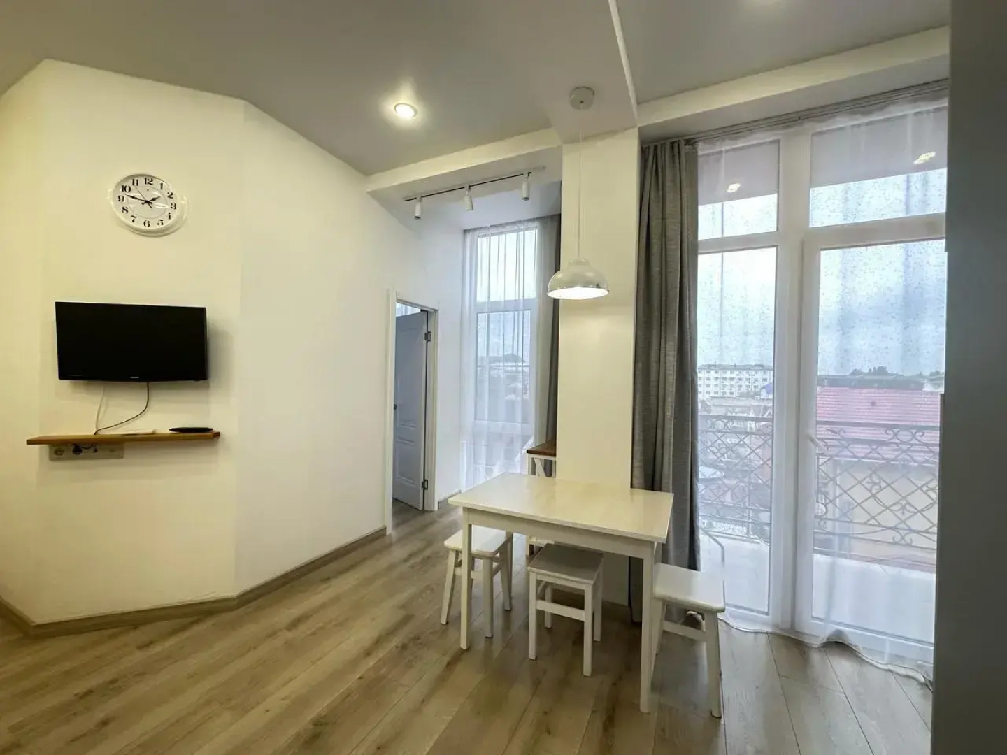 Море квартир уютная студия с панорамными окнами в центре Адлера