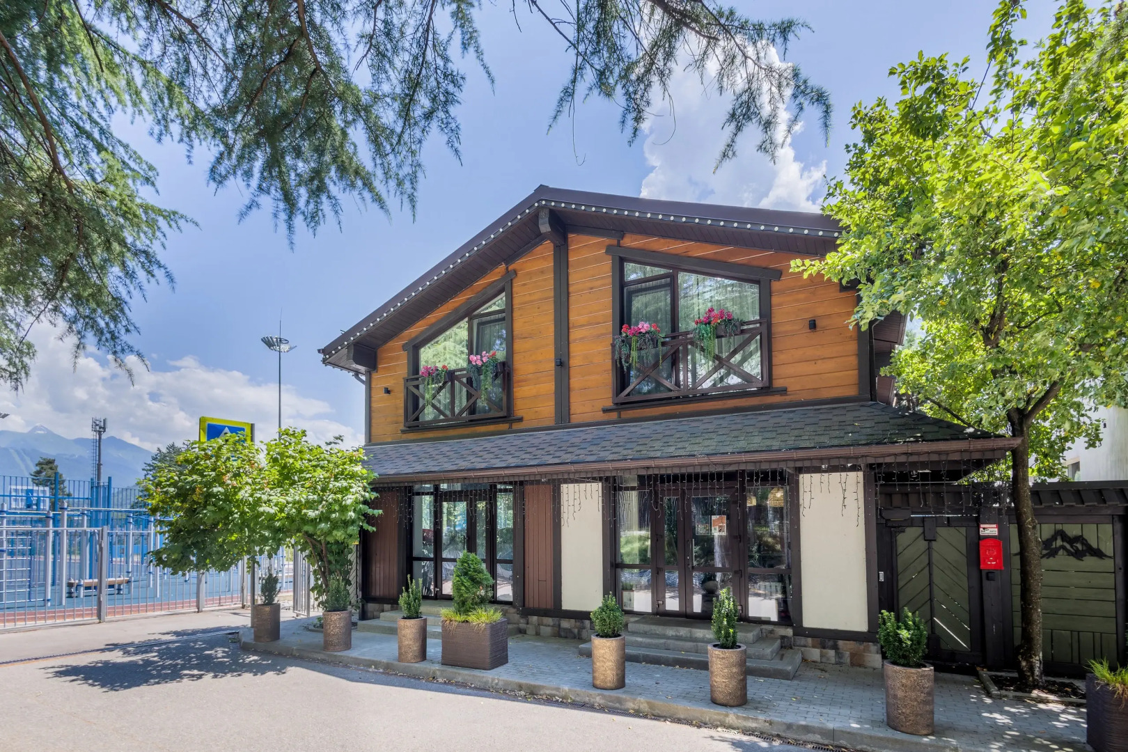 Частный дом у сквера в центре Поляны