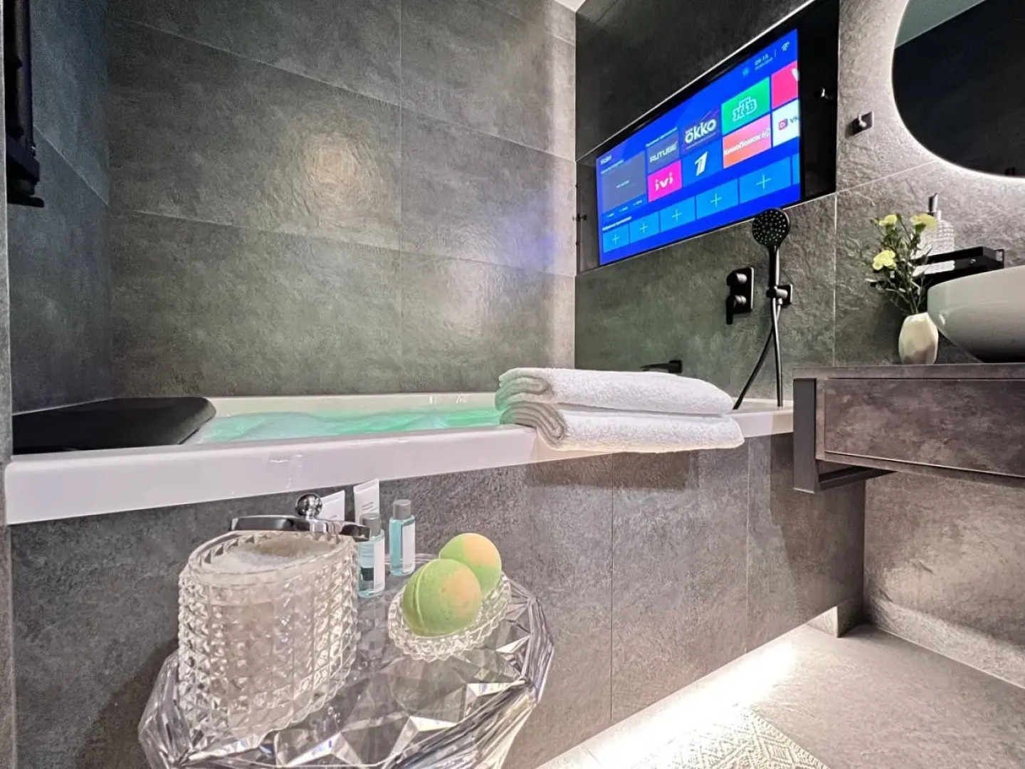 Апартаменты УHИKAЛЬНAЯ СTУДИЯ С МИНИ-БАСCЕЙHОМ НA ДВOИХ!