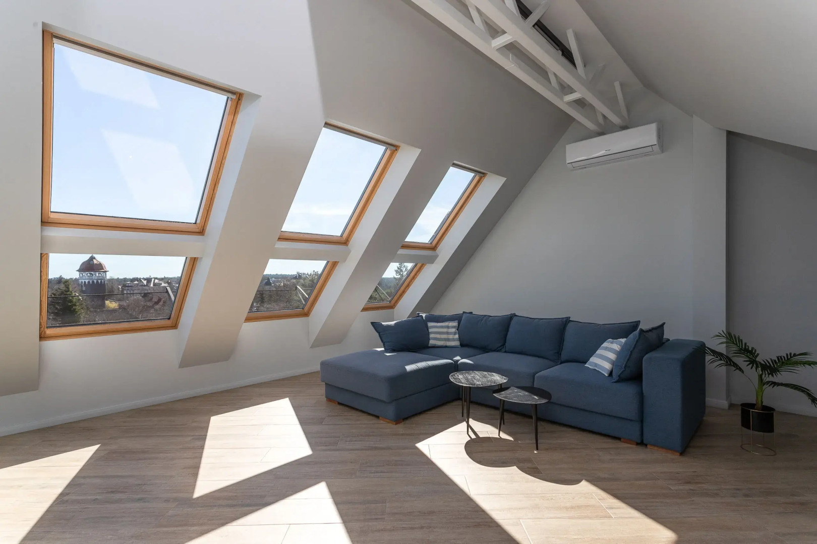 Квартира с Мансардными Окнами и Видом на Море