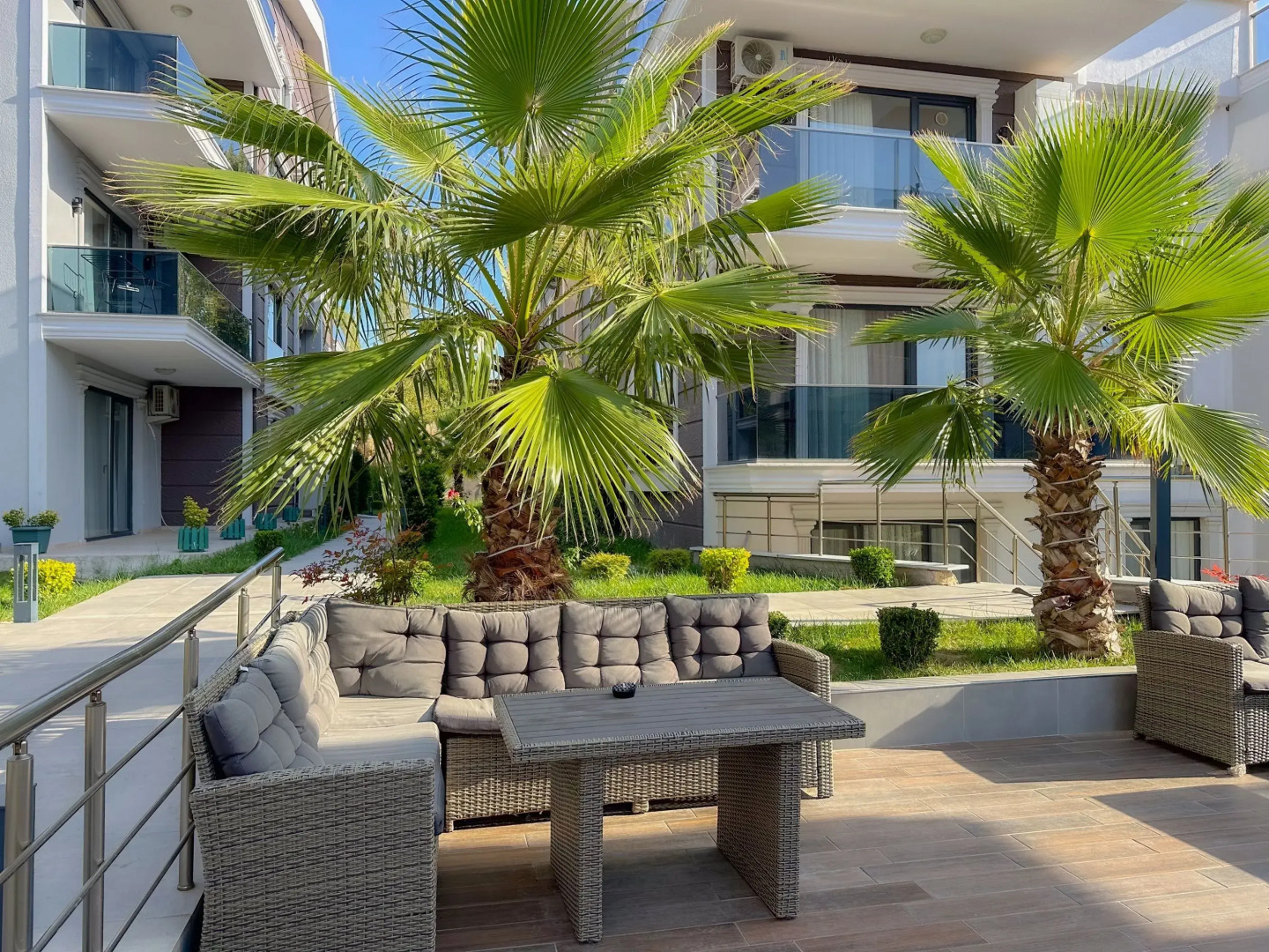 Апарт-отель Flower City Suits