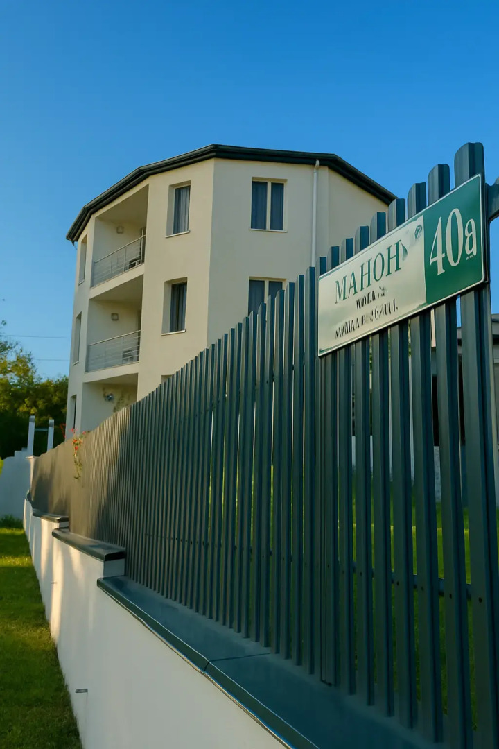 Отель Манон