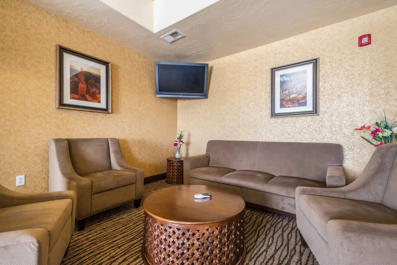 Отель Comfort Inn & Suites