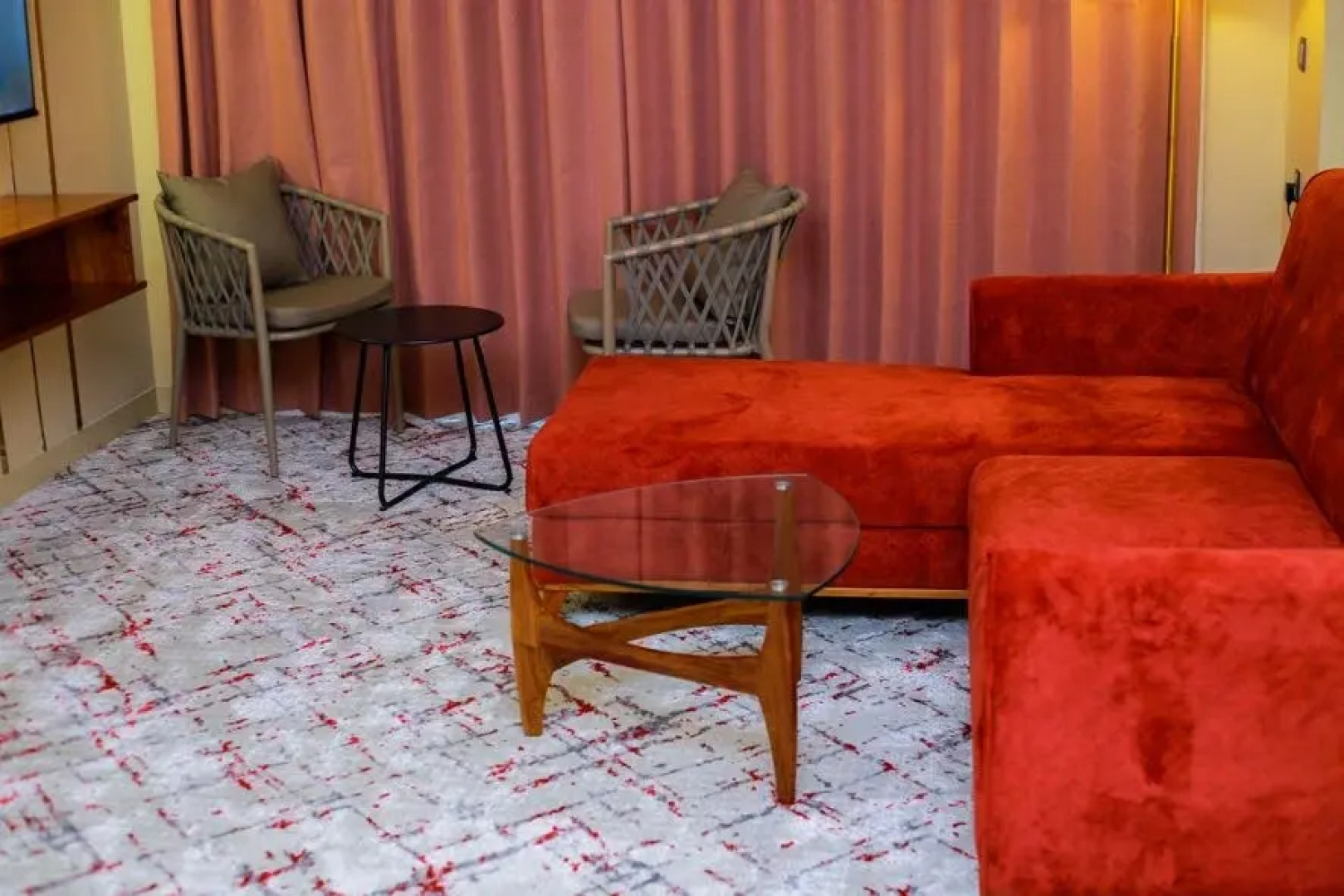 Отель King Jada Apartments & Hotel