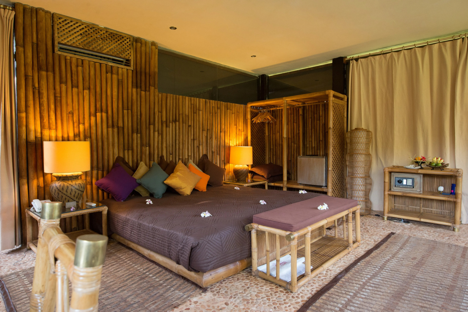 Отель La Taverna Suites