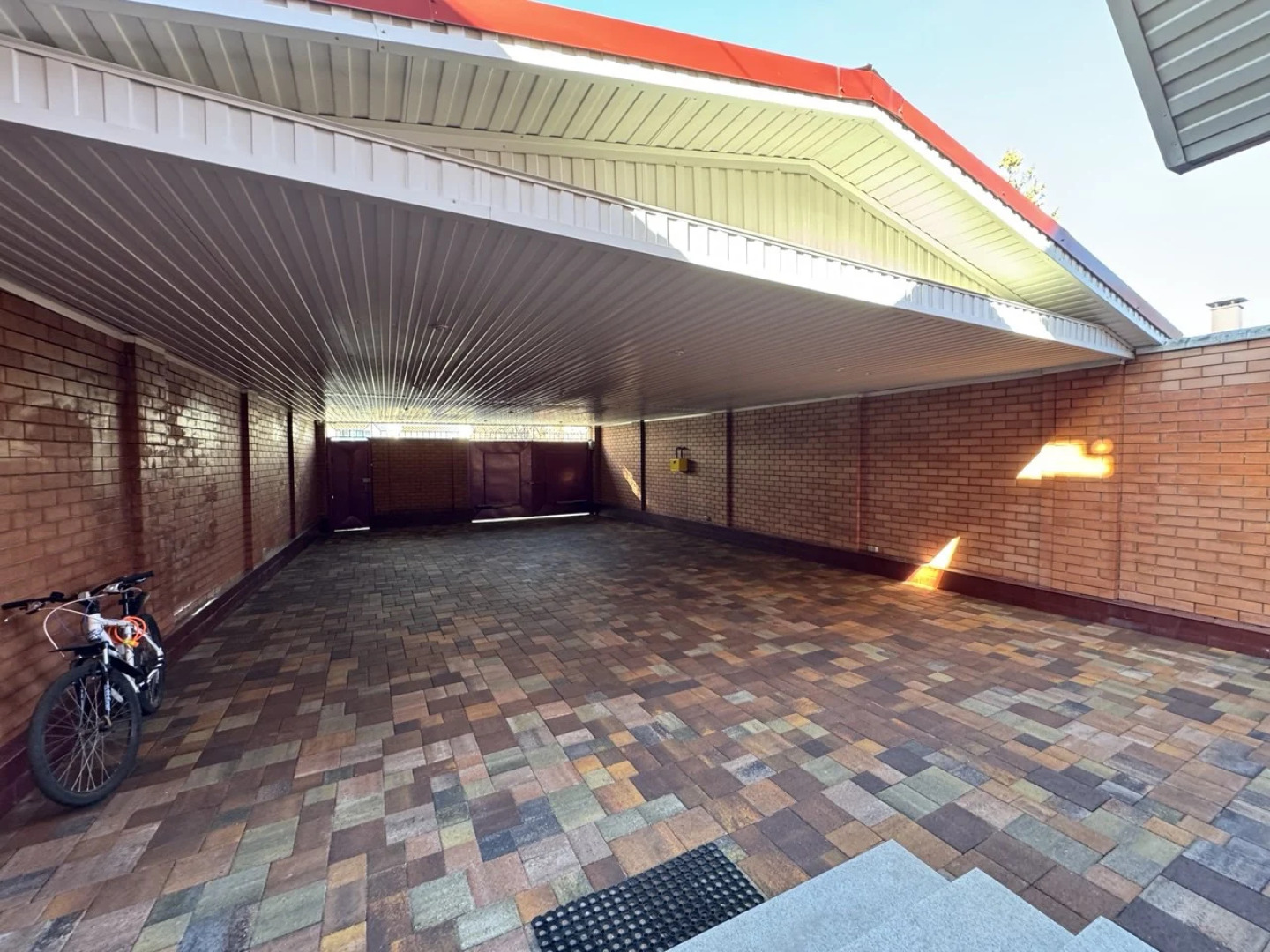 Частный дом с бассейном