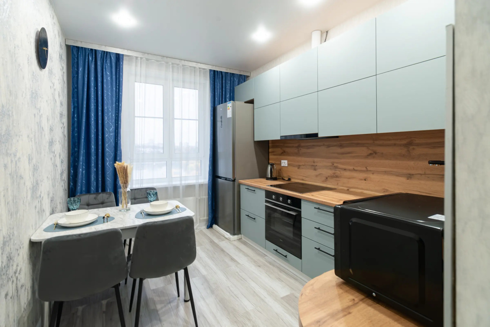 Апартаменты с панорамными окнами на набережной реки