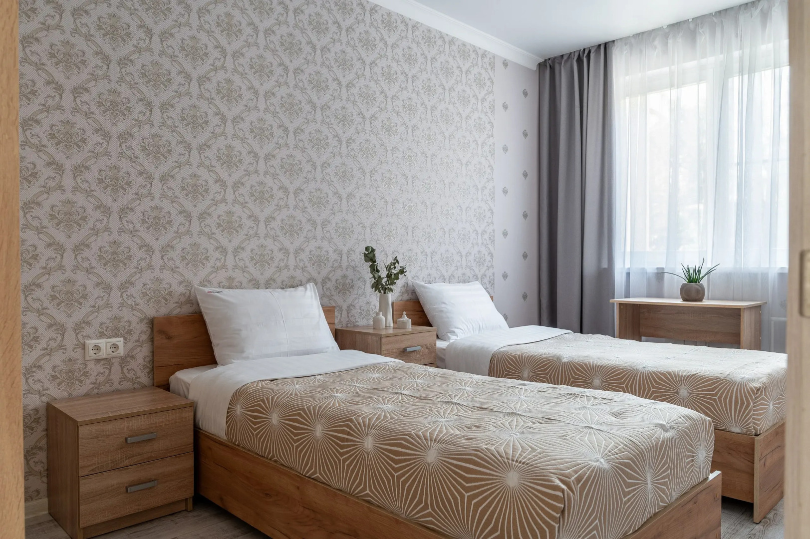 Апартаменты Дом у Дендрария Red apartments Сальвия