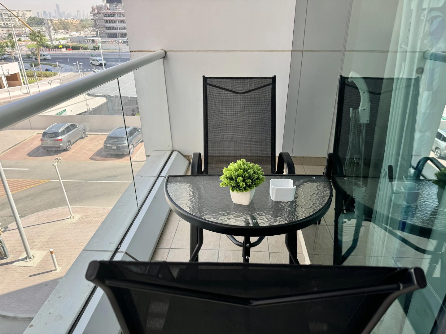 Апартаменты Cosmos Living Sleek and Stylish GCV2