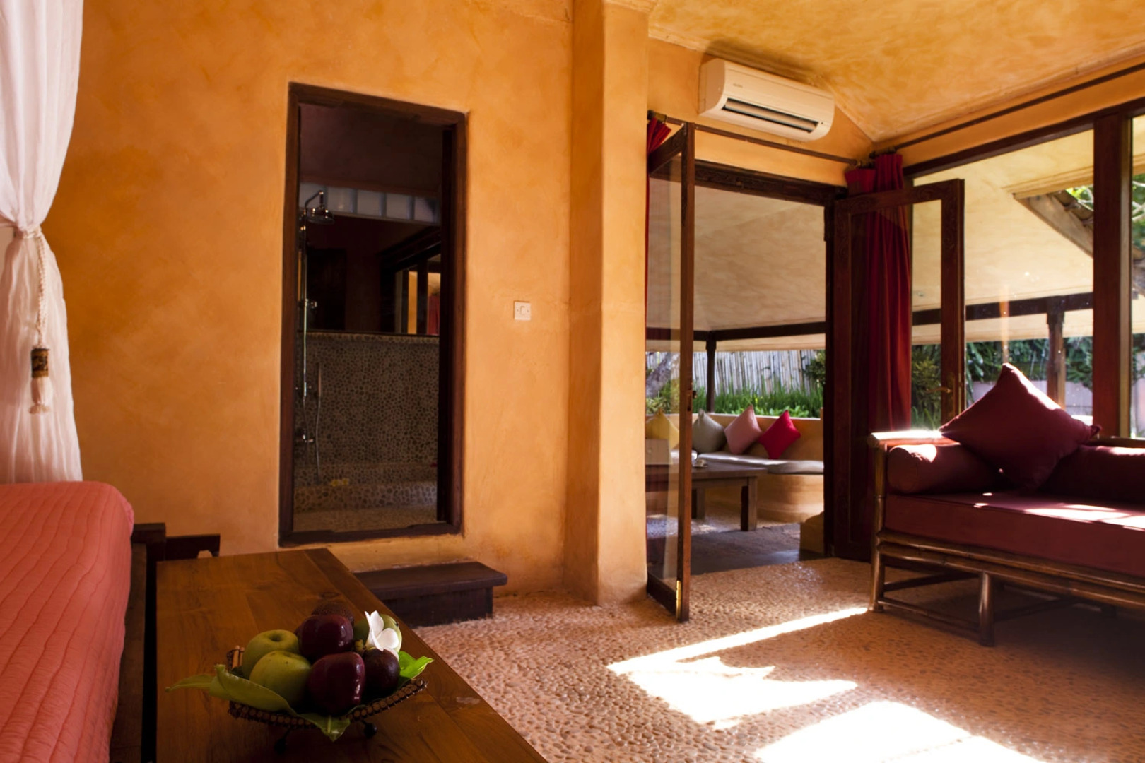 Отель La Taverna Suites