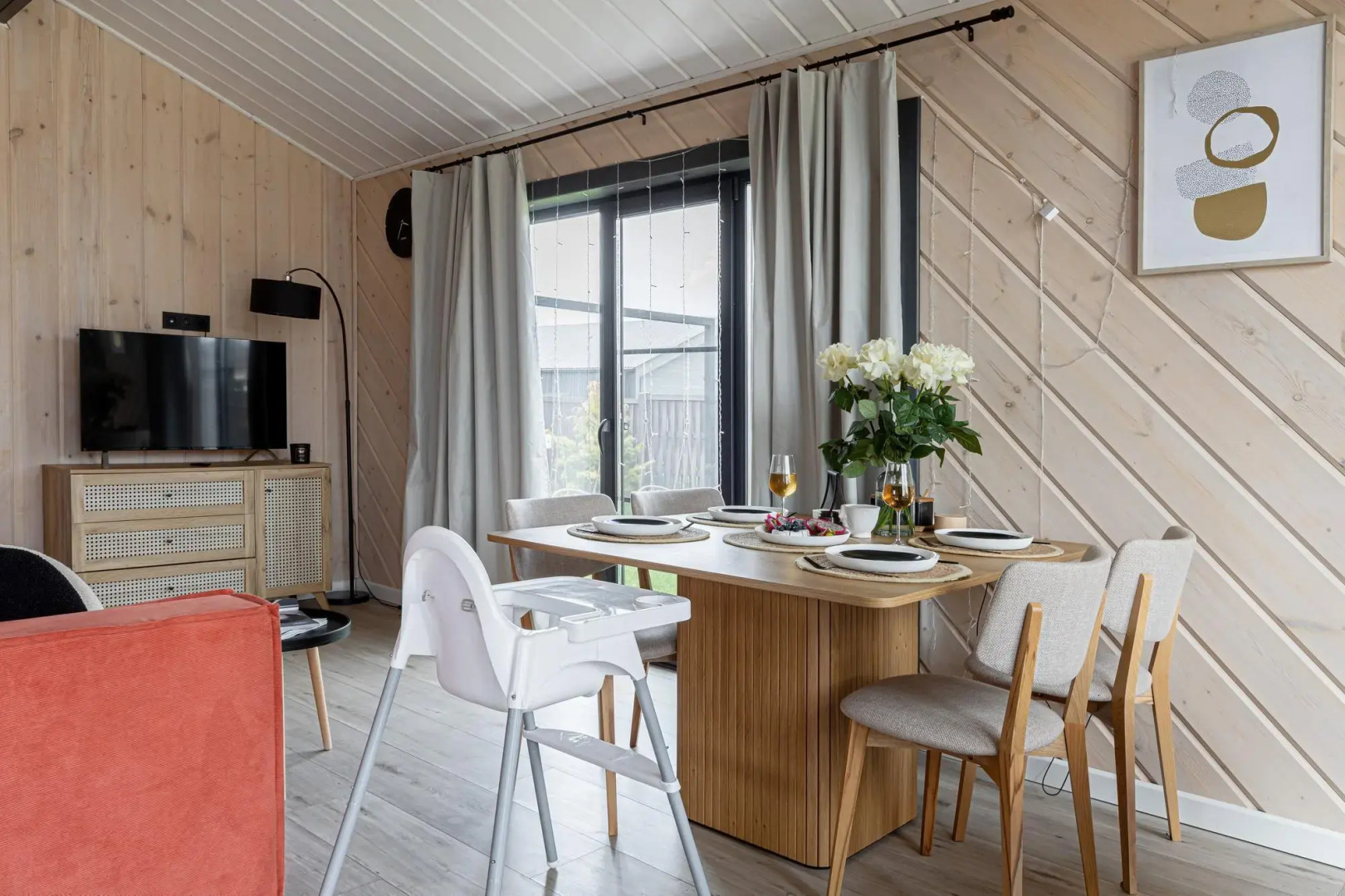 Частный Дом Среди Зимнего Леса с Панорамными Окнами