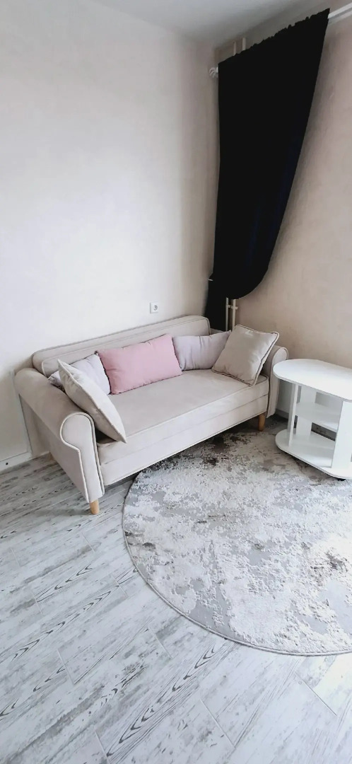 Квартира с подвесными креслами из ротанга на панорамной лоджии