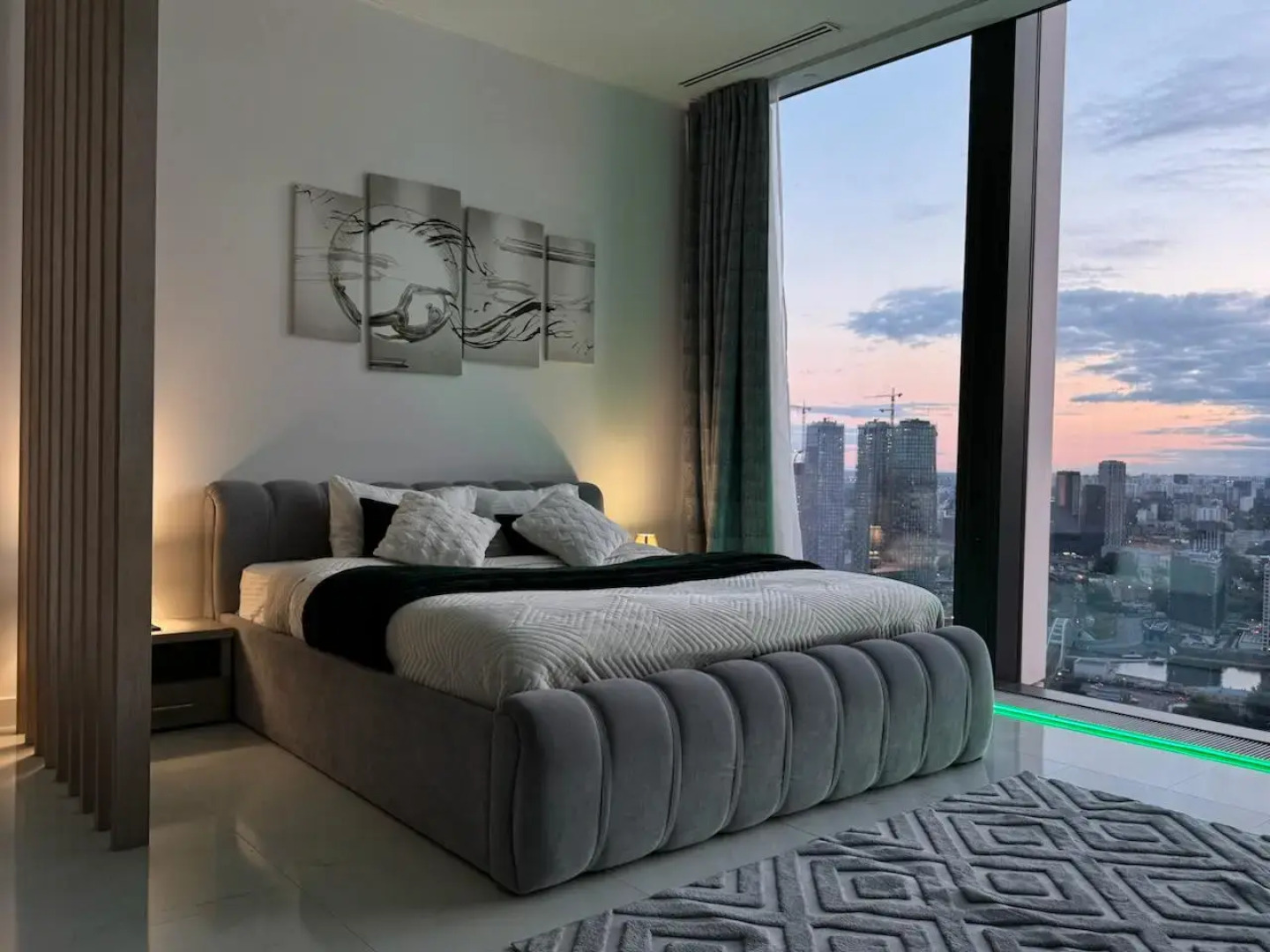 Апартаменты Sky City Moscow Уютная студия с подсветкой и Аэрохоккеем в Москва Сити! Закатная сторона!