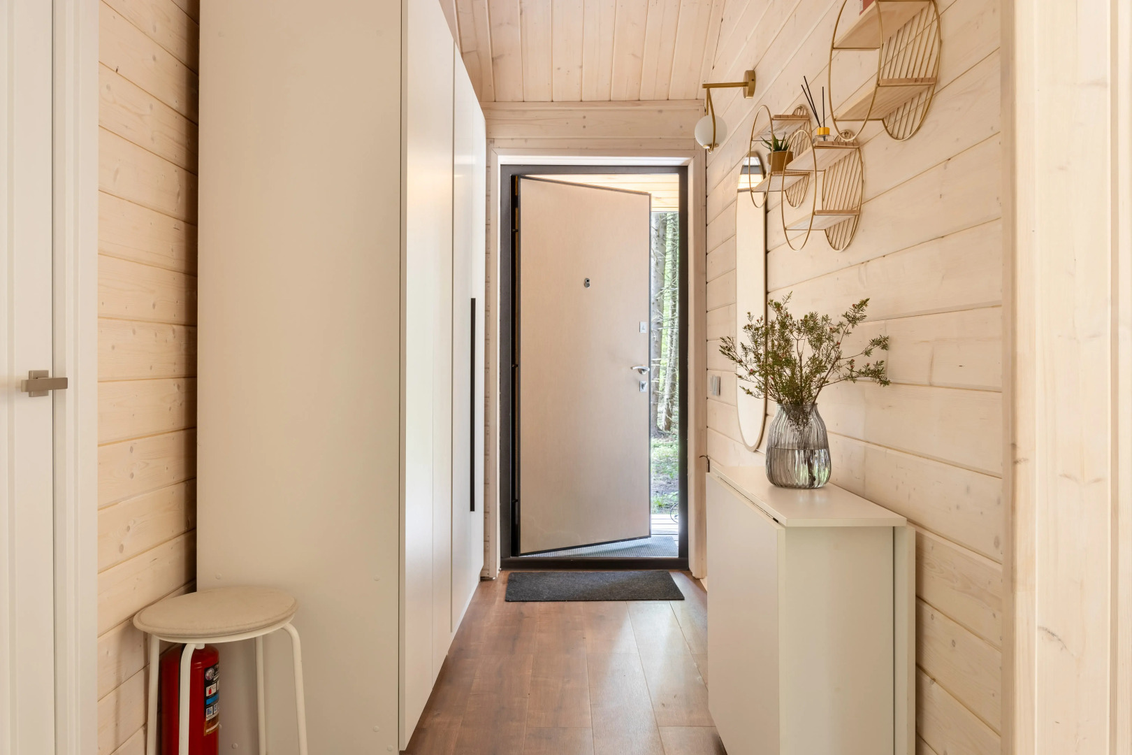 Частный дом в еловом лесу