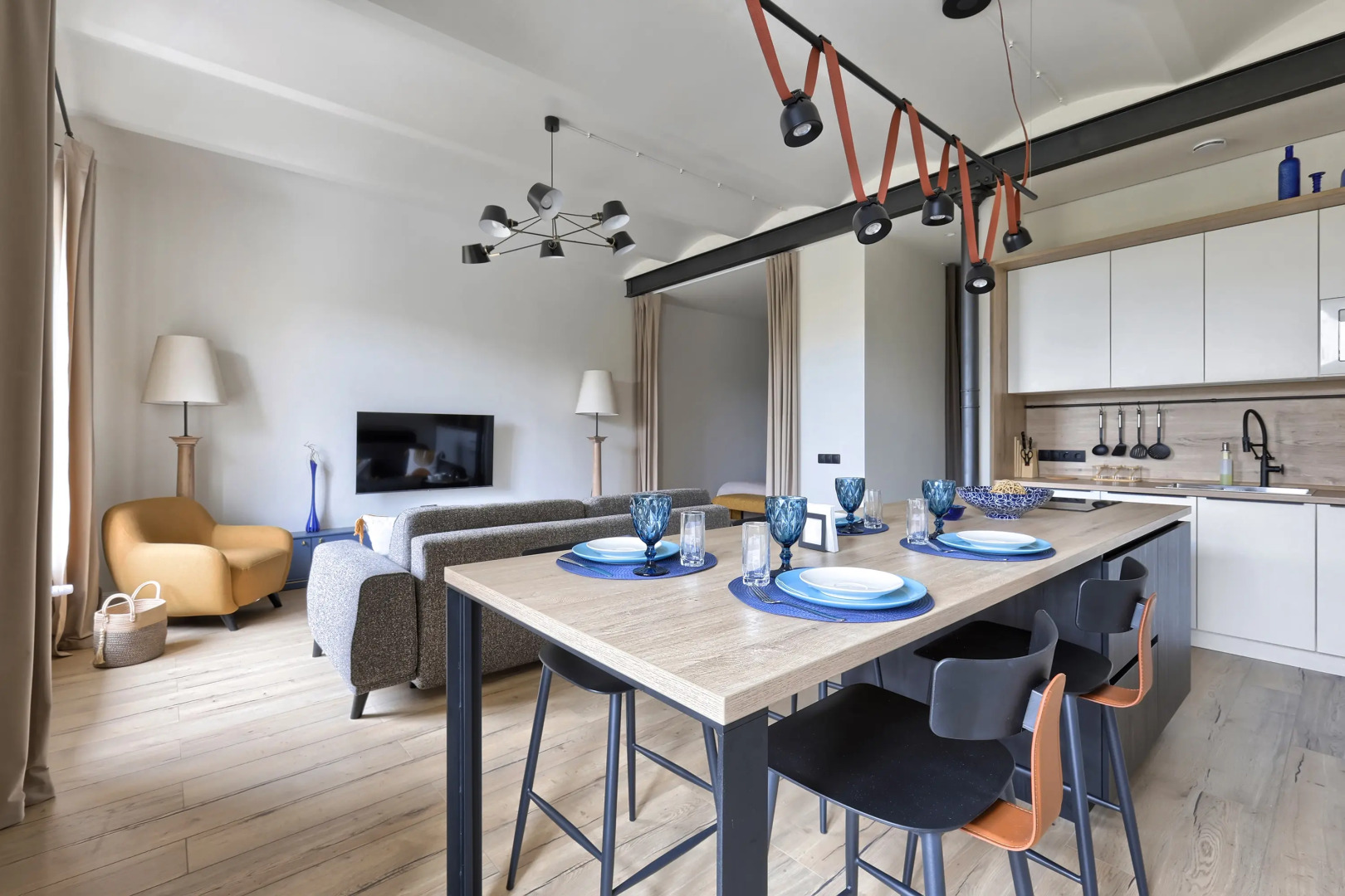 Апартаменты MyHomeYourHome на Чайковского 2\7