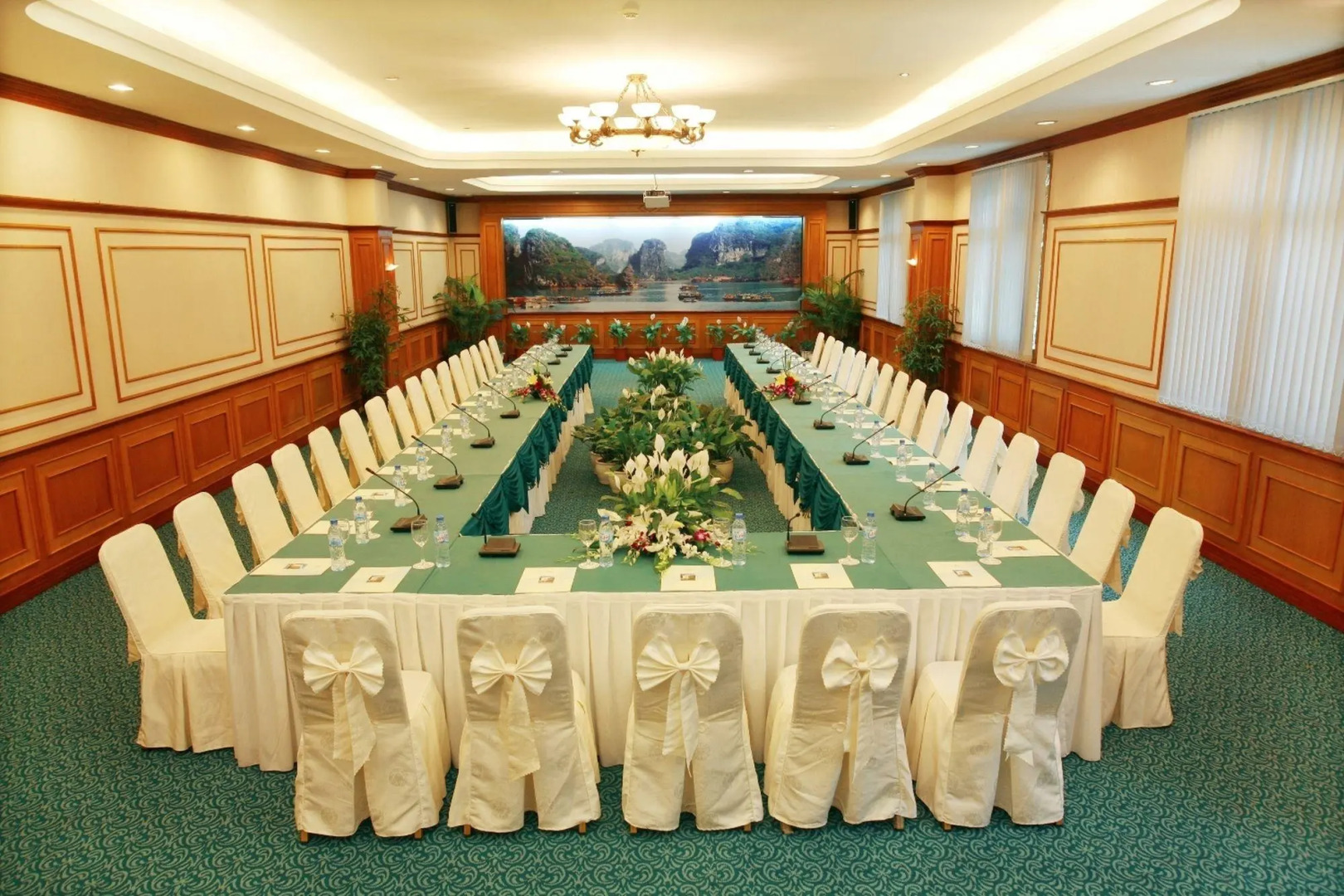 Отель Halong Plaza