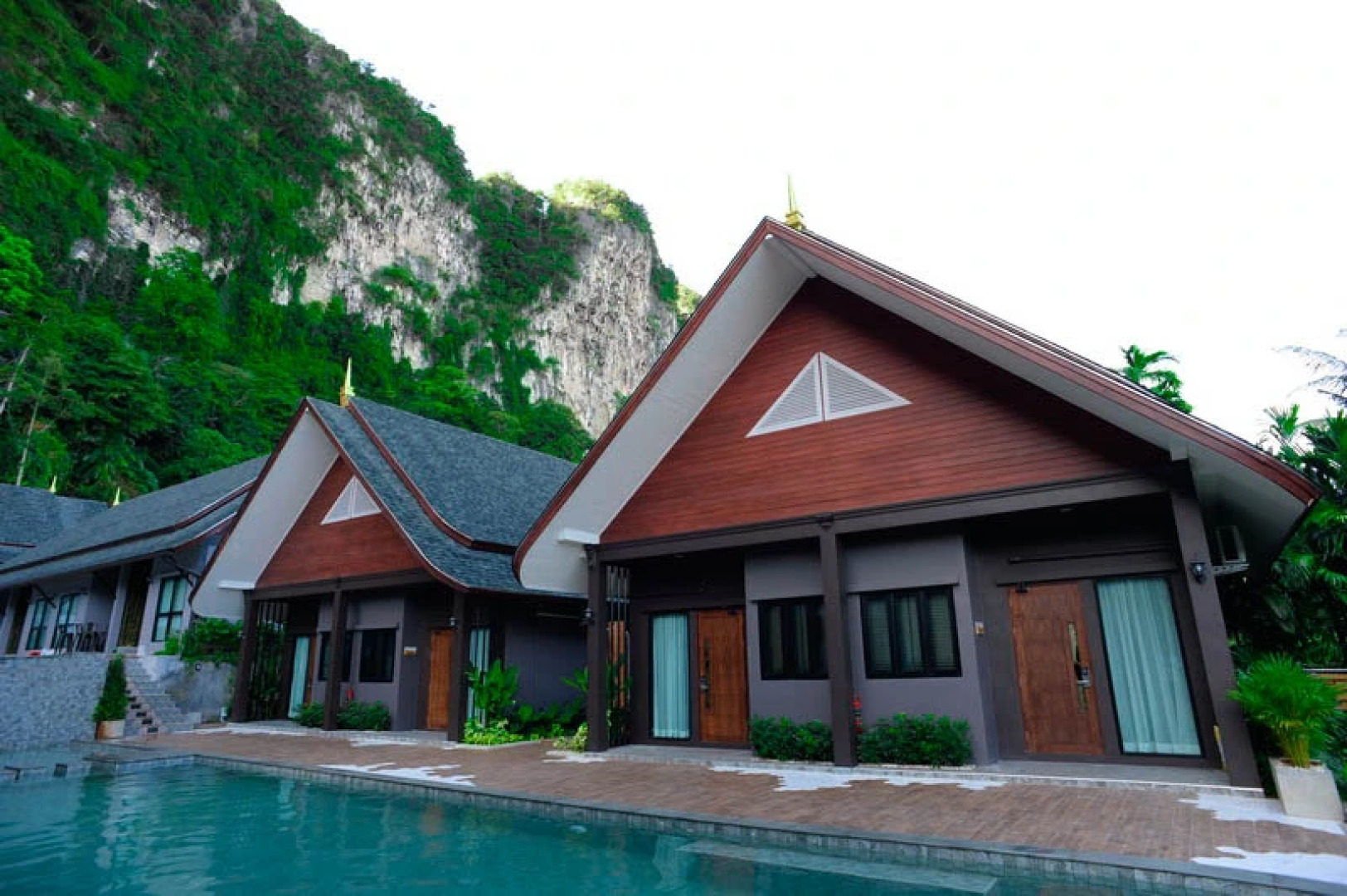Отель The Scene Cliff View Villas