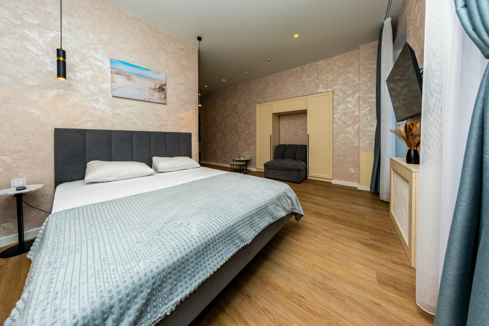 Квартира в Сталинском Доме в Центре у Набережной на 3 Гостей