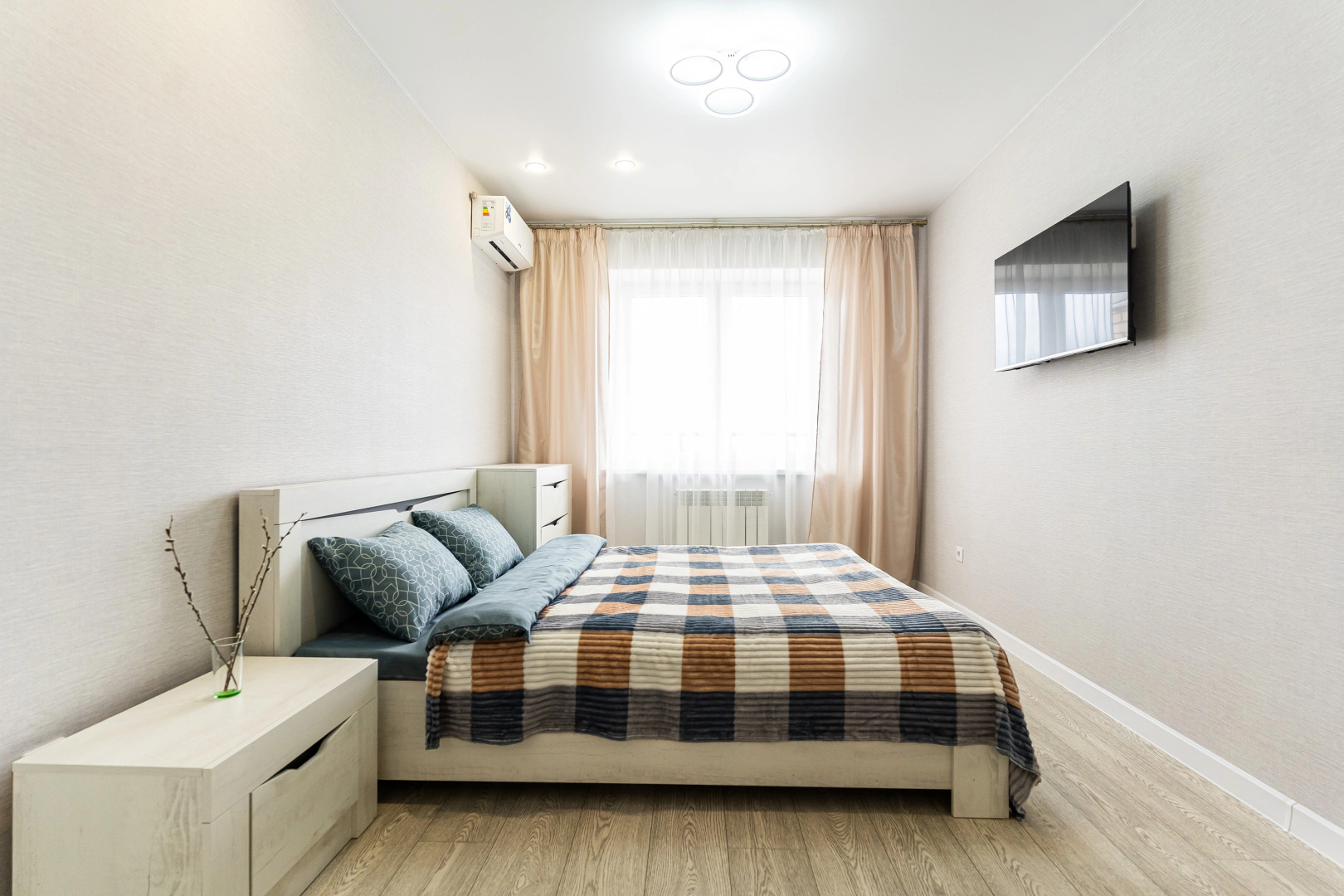 Апартаменты в центре Новороссийска с видом на горы и город LetoAрart