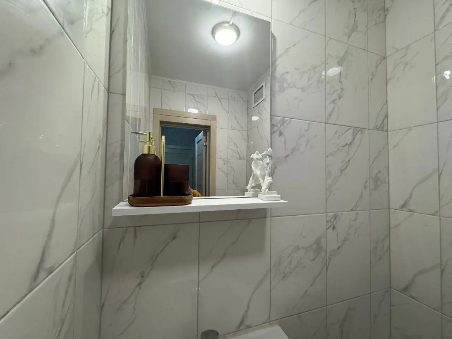 Апартаменты на 14 гостей на Хади Такташа 121 в центре города  На берегу Оз.Кабан