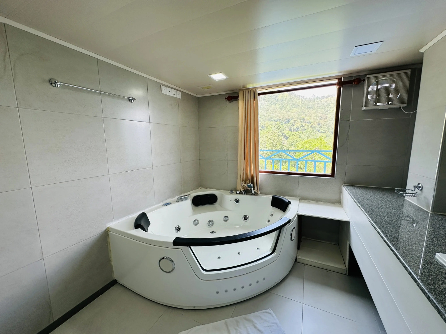 Отель Moi Ella by Dbi