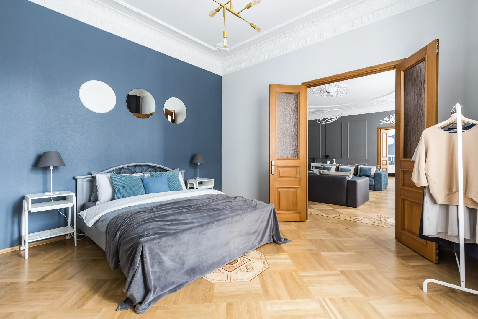 Апартаменты Avenue 180 кв.м с видом на Большую Конюшенную Улицу и Церковь Петра и Павла